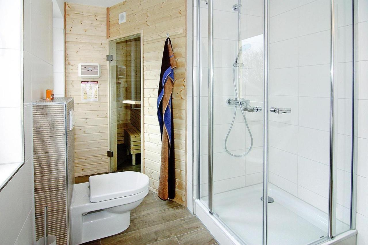 Reetdachhaus Lotte Mit Sauna Und Kaminofen Am Yachthafen In Vieregge エクステリア 写真